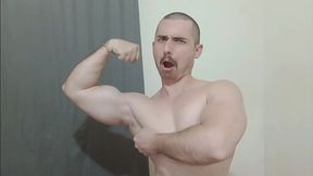 saymonfitness mostrando seu biceps, dancando pelado e gozando solo