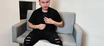 Sexy Grandma Iolanda gets a tattoo and shows off her curvy butt