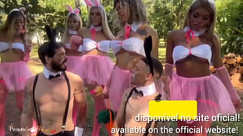 Vejam Grande Orgia Trans, varias coelhinhas trans foram atras da cenoura e acabaram encontrando dois s gulosos no meio do caminho.