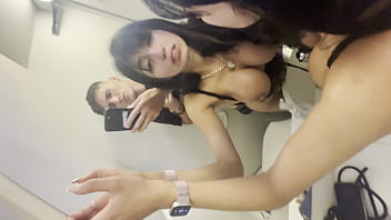 Le ense&ntilde_&eacute_ la polla en pleno vuelo y acabamos follando duro en el ba&ntilde_o del avi&oacute_n
