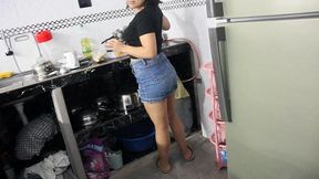 me encuentro a mi hermanastra cachonda en la cocina, porno en espanol