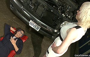 TS mechanic anal fucking brunette