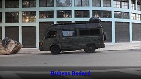 Dotado arrombou a bucetinha da coroa no motor home nas ruas de S&atilde_o Paulo (VIDEO IN&Eacute_DITO SEM CORTES)