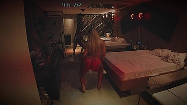 Casal Liberal com Trans Rabuda Deliciosa - Noite Quente no Motel