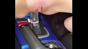 Con la palanca de los cambios del carro