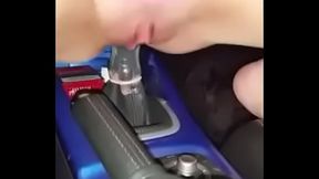 Con la palanca de los cambios del carro