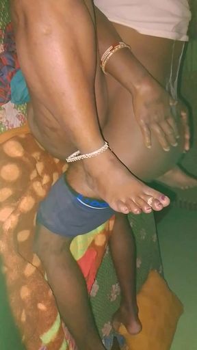 Patna Wali Bhabhi Ji Ko Raat Me Chut Se Pani Nikal Diya