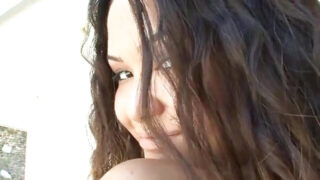 Smuk teenager med kæmpe røv rider pik analt udendørs til eksplosiv orgasme