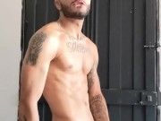 Cómo se llama este hombre latino colombiano?