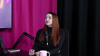 Ainda n&atilde_o viu um pau estranho, mas o saco era muito ca&iacute_do, e apesar de achar nojento, teve que dar uma lambida - Malu Paz (SHEER/RED)