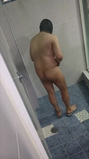 Watch my whole body while I take a nice bath at the hotel before I go on my trip.