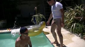 2270 baise au jus dans la piscine par mon potej adore sucer et me faire baiser...