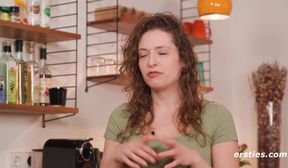 Ersties - Fabienne masturbiert über einem großen Spiegel