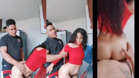 mi vecina cachonda siempre que sale su esposo a trabajar se escapa para que yo la folle