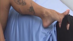 BELA RUIVA AND VICKARAUJO FOOT DOMIANTING MALE SLAVE MASKARFADEFULL 2 lesbianabc