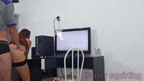 Safada sozinha em casa sem calcinha recebe técnico da net!