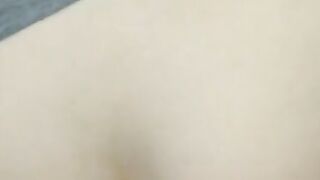 me hace la cola y me llena de lechita calentita