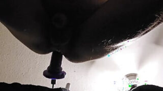 Amateur canadien blanc et mince chevauche une machine à baiser artisanale dans une vidéo anale en solo