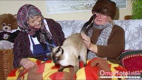 Oma Hotel -Erna in lesbian licking and toying action