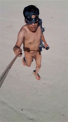 caminando desnuda en publico sexytrans muy caliente con sandalias plataforma le gusta que la vean de puta