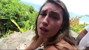 Ruiva Rabuda Chupando Bolas do Sheik de Floripa na Trilha com Vista pro Mar Depois Senta e Leva Creampie na Buceta
