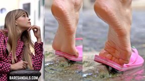In flip flops and an elegant dress, Nora gets her feet wet in the water - Video update 13184 HD