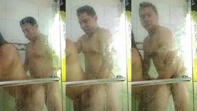 en la banera con mi cunado disfruto mucho de su verga y se me come el culo