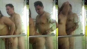 en la banera con mi cunado disfruto mucho de su verga y se me come el culo