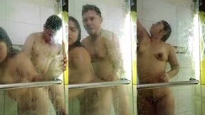 en la banera con mi cunado disfruto mucho de su verga y se me come el culo