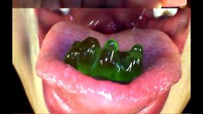 Don't move... It's snack time for the giant Franchesca. Oral and deep tour with endoscopic view (20 minutes)