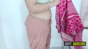 Stepmom fingering infront of camera