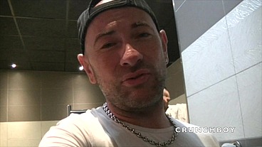 un mec muscle lui baise son cul à la piscine