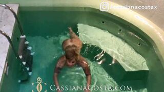 Moreno de pau preto saw Cassiana Costa inside the pool