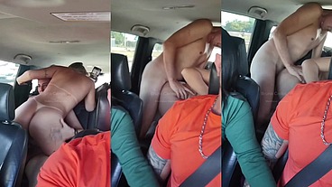 Transando no carro com uma loirinha hotwife e o corno filmando tudo pra bater punheta depois - Fucking in the car with a blonde hotwife and the cuckold filming everything to jerk off later