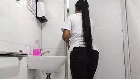 Amateur camera in hospital bathroom records sexy big ass latina nurse