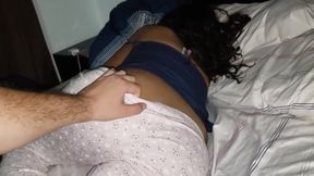 Desnudandeacute_ a mi hermana y le metandiacute_ los dedos