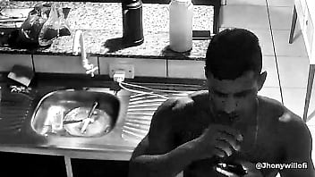 MEU NAMORADO ME PEGOU FAZENDO V&Iacute_DEO CHAMDA COM AMIGO DELE PELA C&Acirc_MERA DE SEGURAN&Ccedil_A