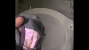 Iria cheirar essa calcinha usada da minha cunhada, mas...