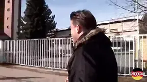 Een lekkere meid krijgt een hondenstijl op straat in het daglicht.