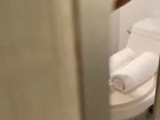 Espió a mi amiga mientras se baña, me la cojo después del concierto | TW: Canela Suave