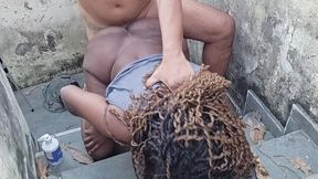 comendo cu da minha vizinha na escada.