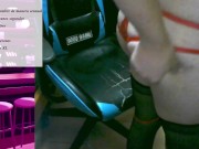 Chica trans se desnuda y se toca con su cuerpo aceitado 🤭