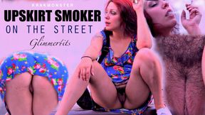 UPSKIRT SMOKER : NAKED PUSSY ON THE STREET : PAWG Glimmertits sans panties