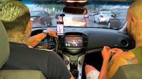 motorista de uber ganha mamada no carro e pede pra fuder minha bunda em casa