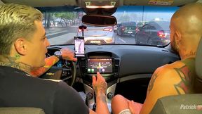 motorista de uber ganha mamada no carro e pede pra fuder minha bunda em casa