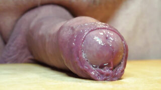 Büyük penisli, sünnetsiz amatör erkekler ofiste mastürbasyon yapıyor ve birbirlerinin anüslerini beceriyorlar.