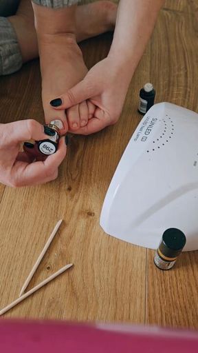 ASMR Watch me paint my toenails