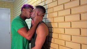 Guapo brasilero comienza a besarme y me da una leccion de sexo con su verga XXL