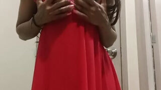 Zelfgemaakte solo-meisjesfilm van een amateur Latina MILF met een grote kont die anaal wordt geneukt en een orgasme krijgt