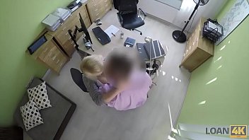 LOAN4K. L&#039_ ammaliante Katy Rose ottiene credito grazie al giovane corpo sexy